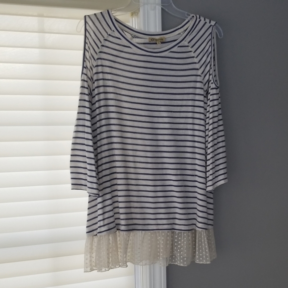 Open Shouler Ruffle Top - Picture 4 of 4